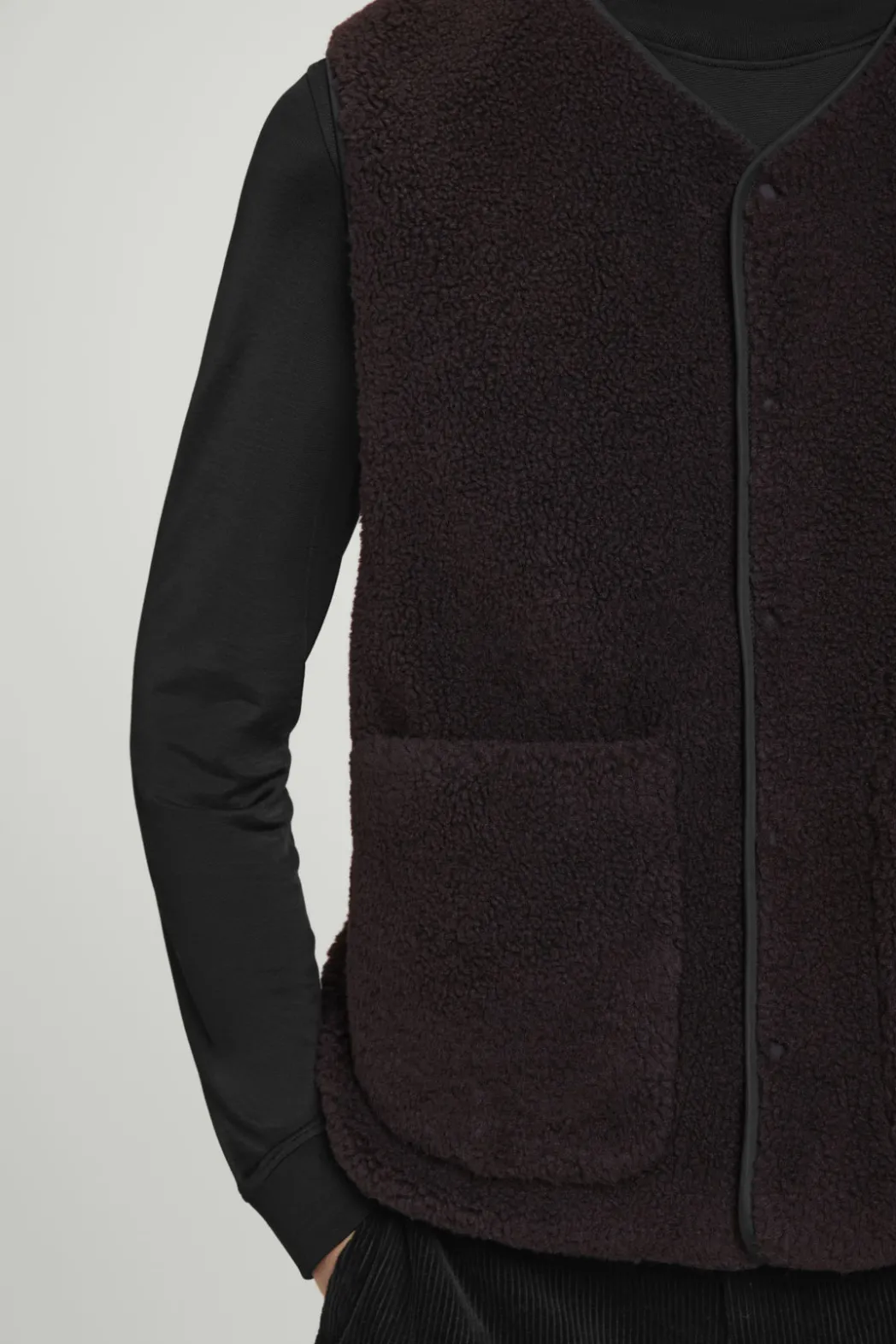 Sale COS REVERSIBLE FAUX SHEARLING GILET BLACK / BROWN