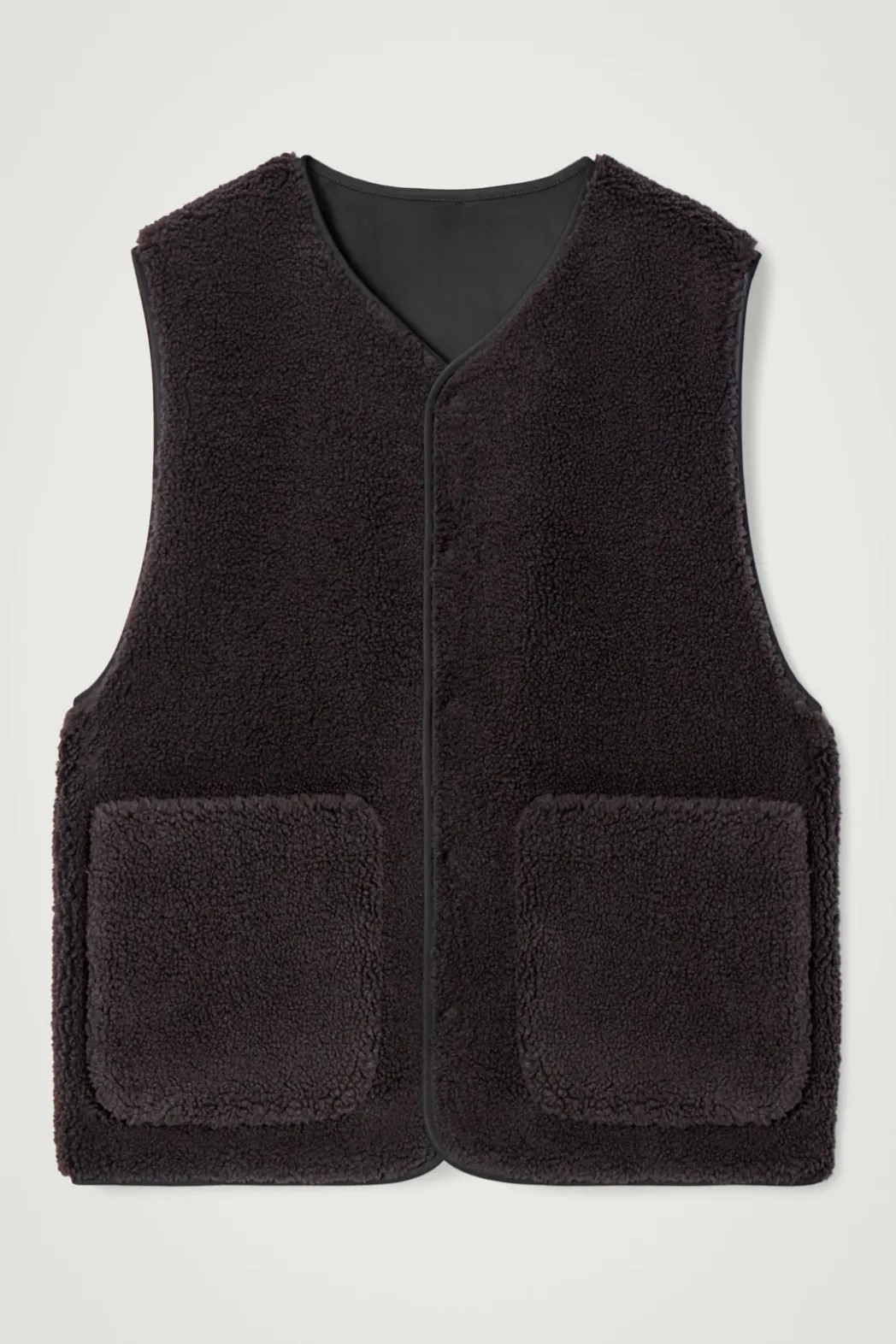 Sale COS REVERSIBLE FAUX SHEARLING GILET BLACK / BROWN