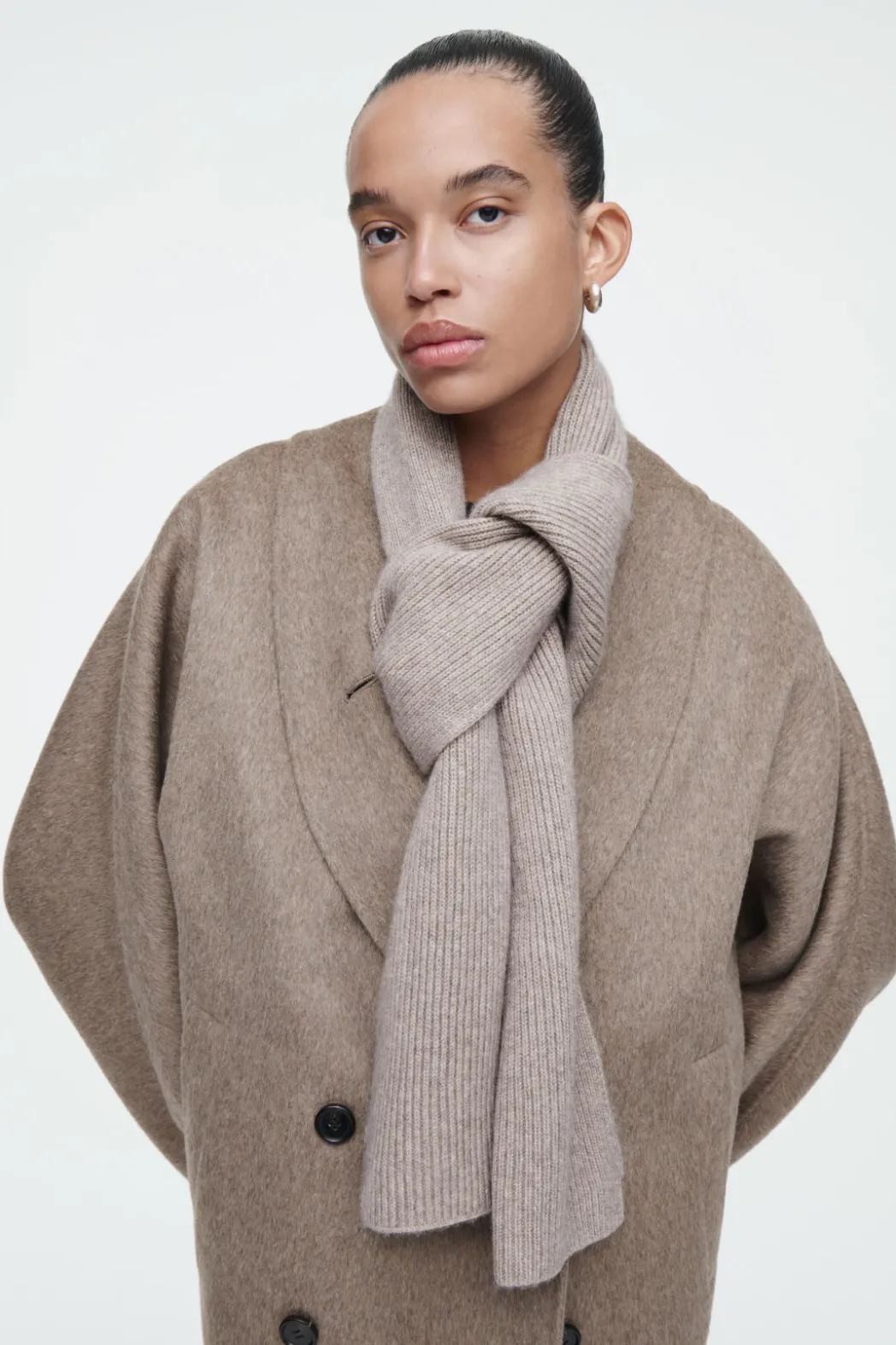 Discount COS RIBBED WOOL AND CASHMERE SCARF BEIGE
