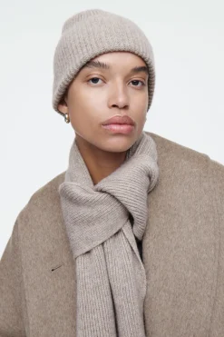 Discount COS RIBBED WOOL AND CASHMERE SCARF BEIGE