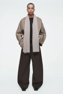 Discount COS RIBBED WOOL AND CASHMERE SCARF BEIGE