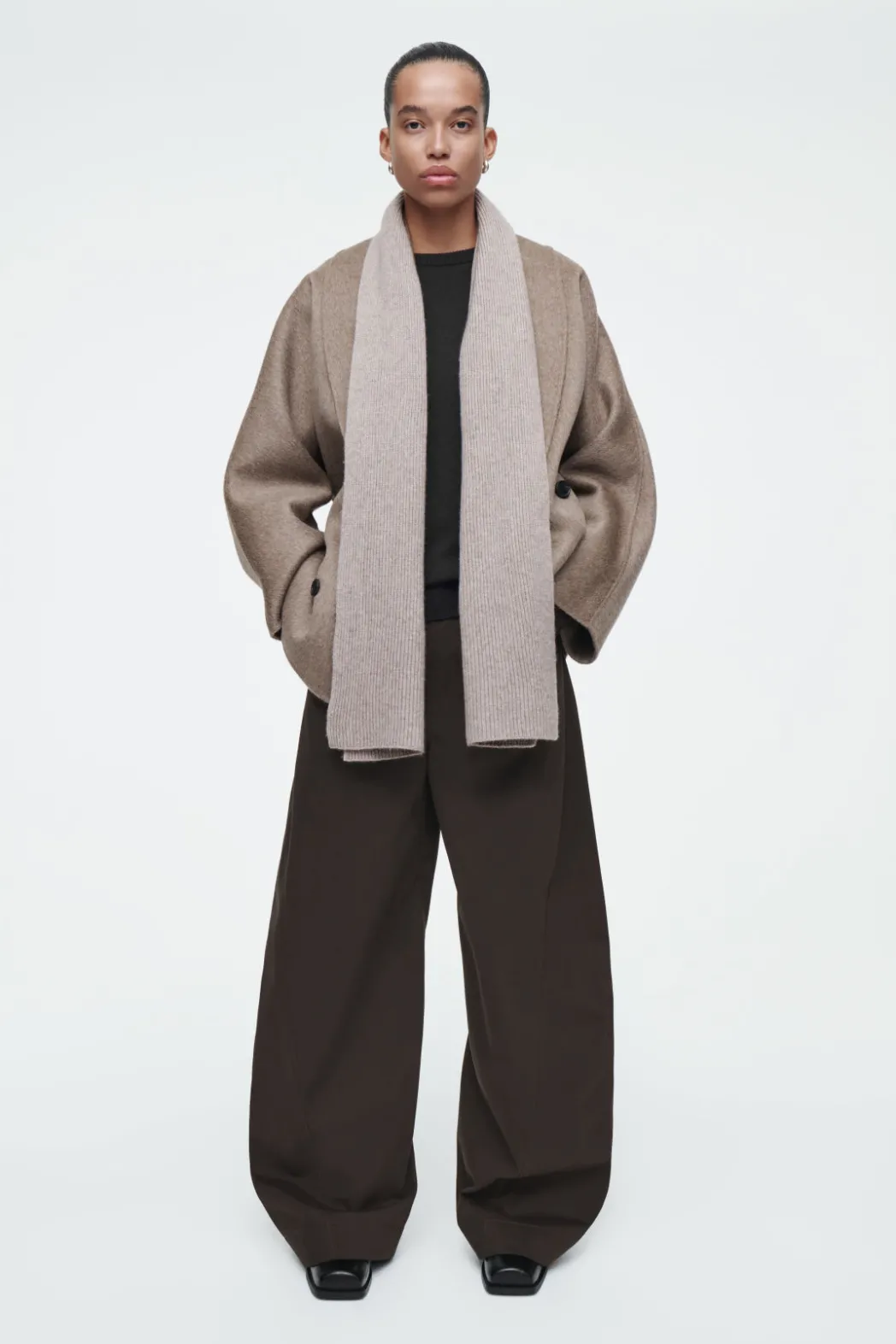 Discount COS RIBBED WOOL AND CASHMERE SCARF BEIGE