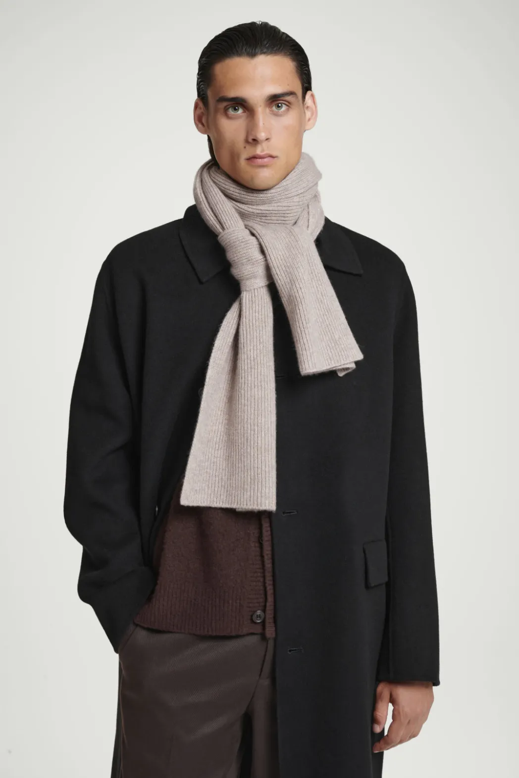 Discount COS RIBBED WOOL AND CASHMERE SCARF BEIGE