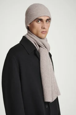 Discount COS RIBBED WOOL AND CASHMERE SCARF BEIGE