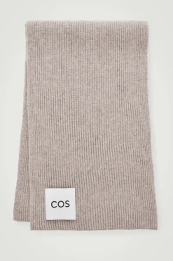 Discount COS RIBBED WOOL AND CASHMERE SCARF BEIGE