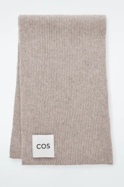 Discount COS RIBBED WOOL AND CASHMERE SCARF BEIGE