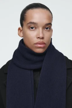 Clearance COS RIBBED WOOL AND CASHMERE SCARF NAVY