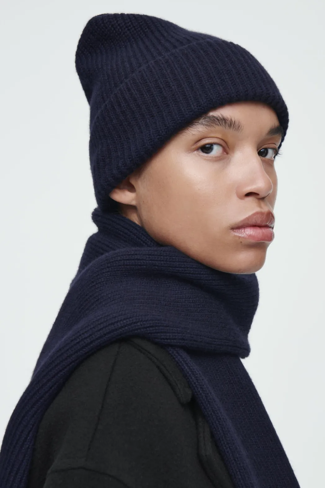 Online COS RIBBED WOOL AND CASHMERE BEANIE NAVY