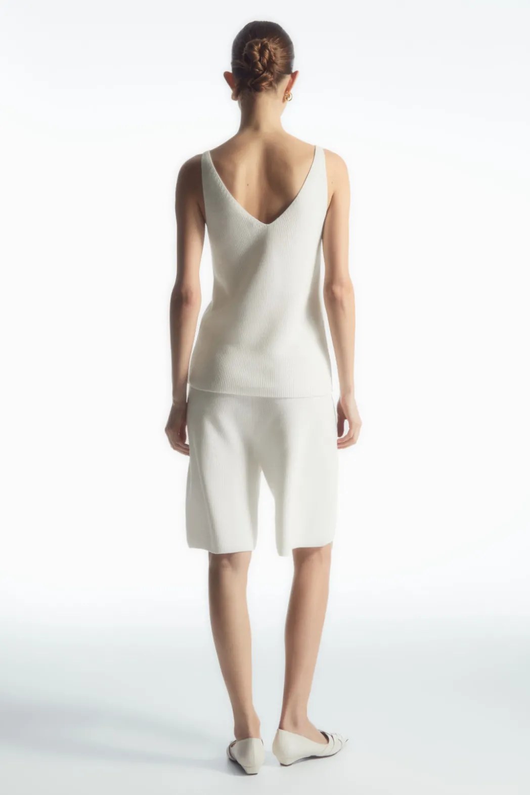 Outlet COS RIBBED-KNIT BERMUDA SHORTS WHITE