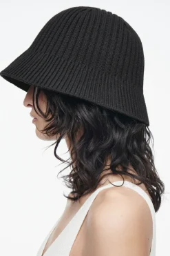 Discount COS RIBBED-KNIT BUCKET HAT BLACK