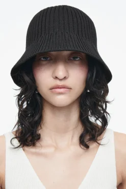 Discount COS RIBBED-KNIT BUCKET HAT BLACK