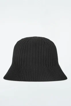 Discount COS RIBBED-KNIT BUCKET HAT BLACK