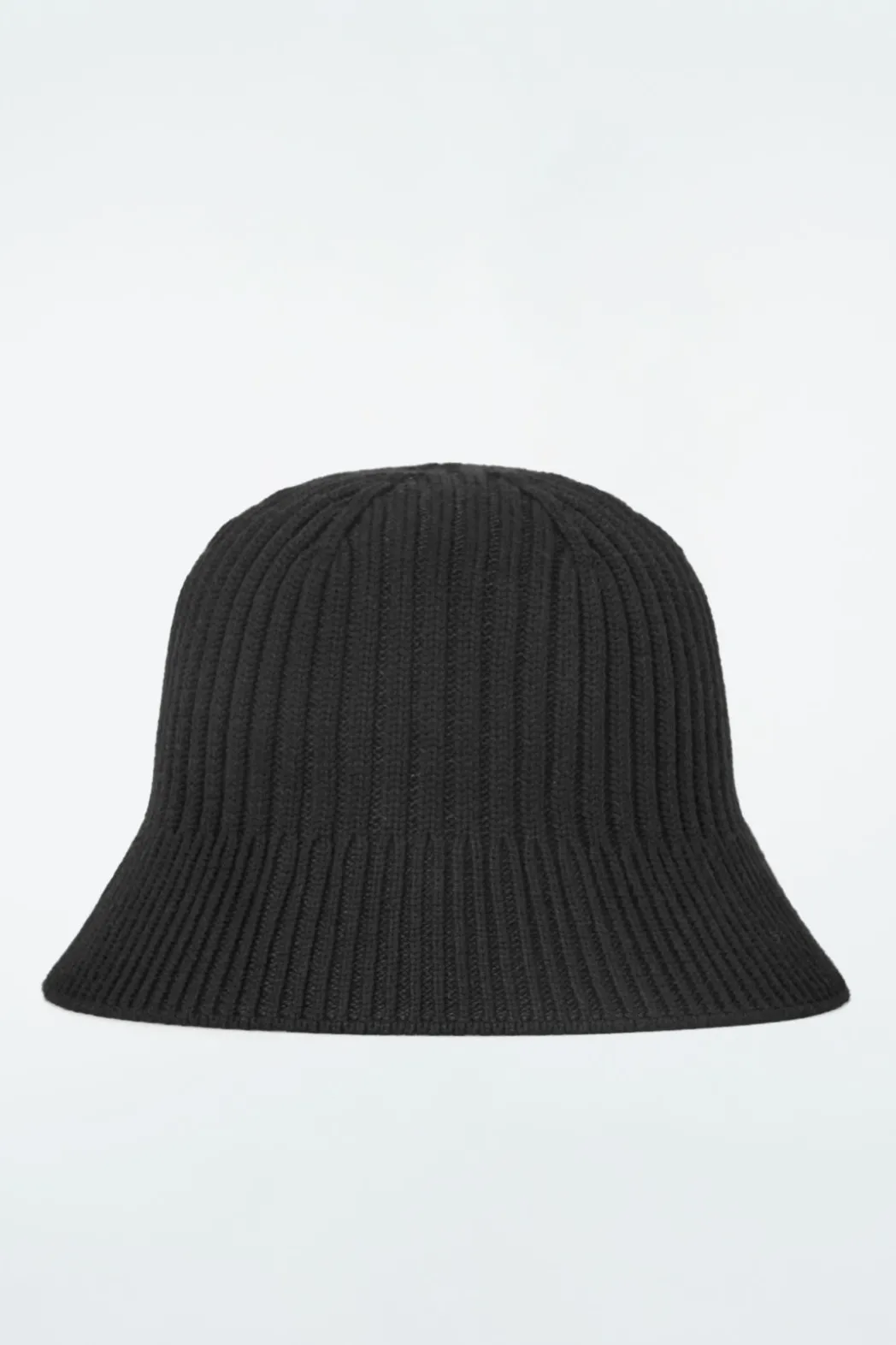 Discount COS RIBBED-KNIT BUCKET HAT BLACK