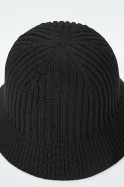 Discount COS RIBBED-KNIT BUCKET HAT BLACK