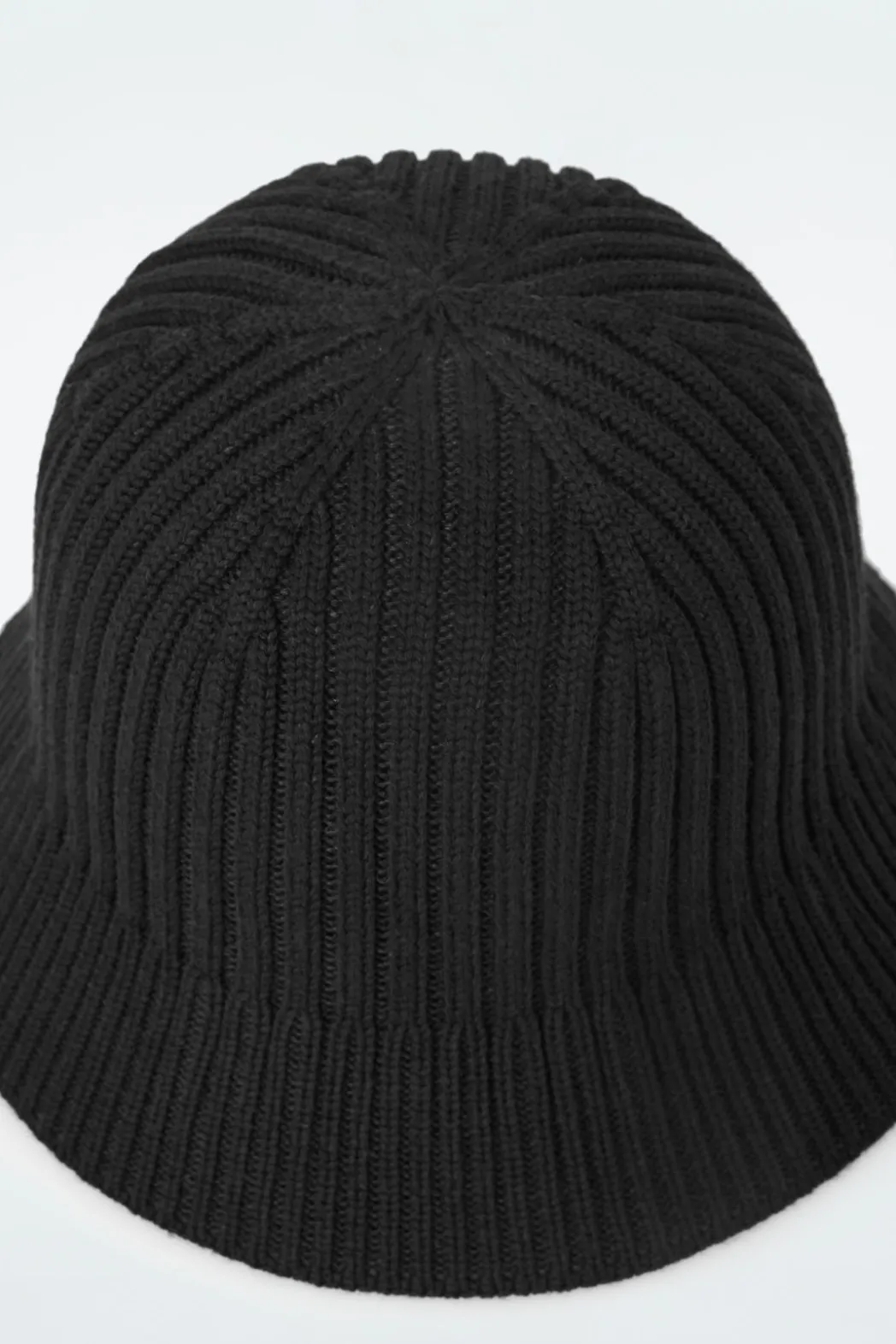 Discount COS RIBBED-KNIT BUCKET HAT BLACK
