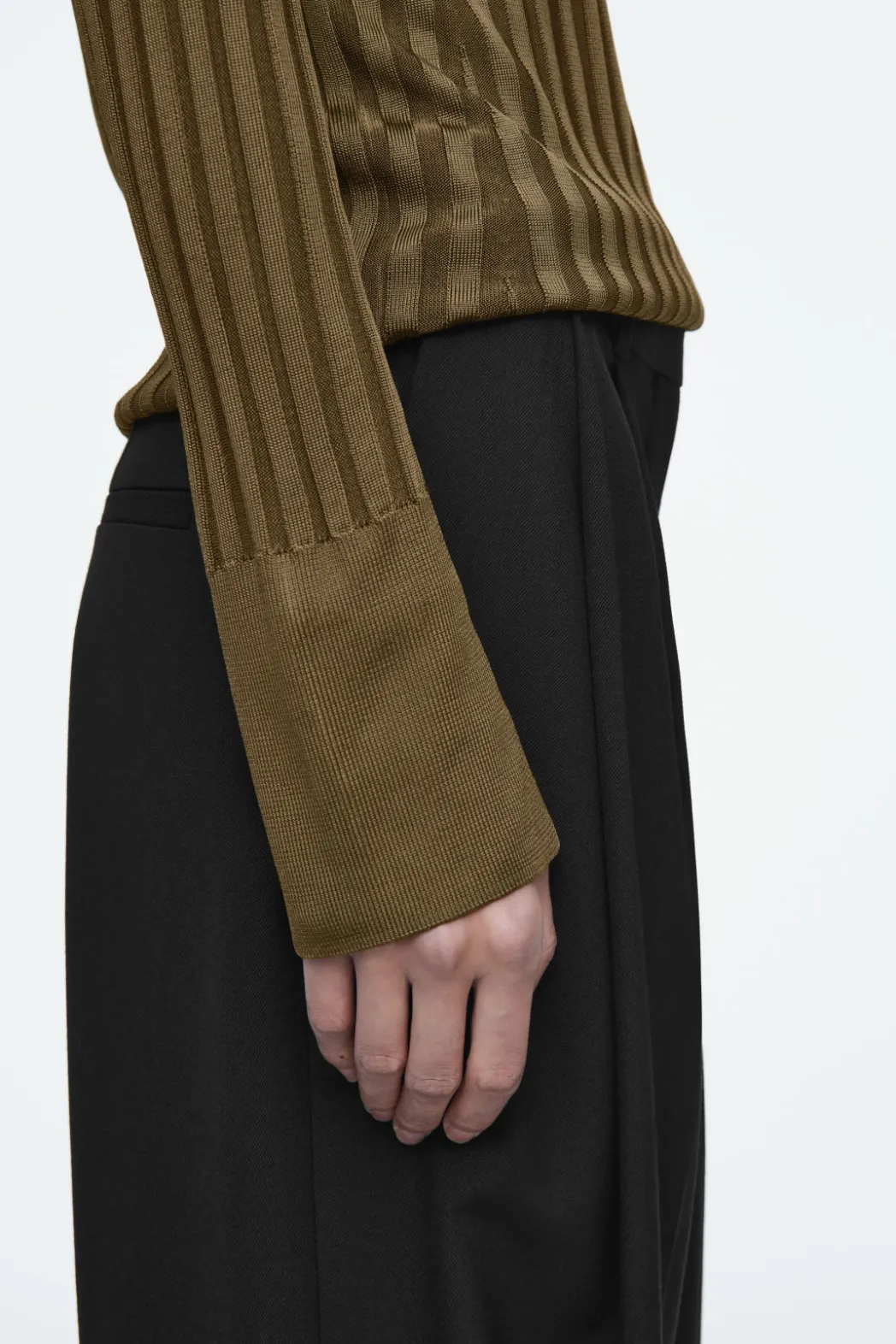 COS RIB-KNIT LONG-SLEEVED TOP BROWN
