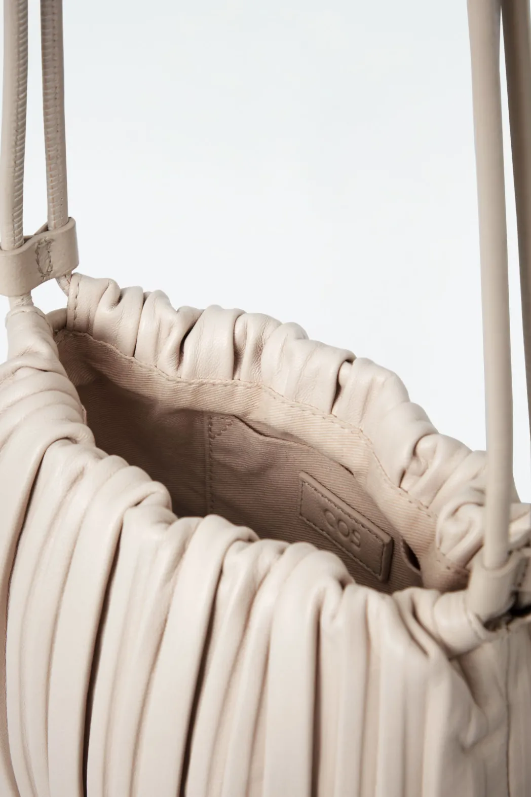 Discount COS SCALLOP CROSSBODY - LEATHER IVORY
