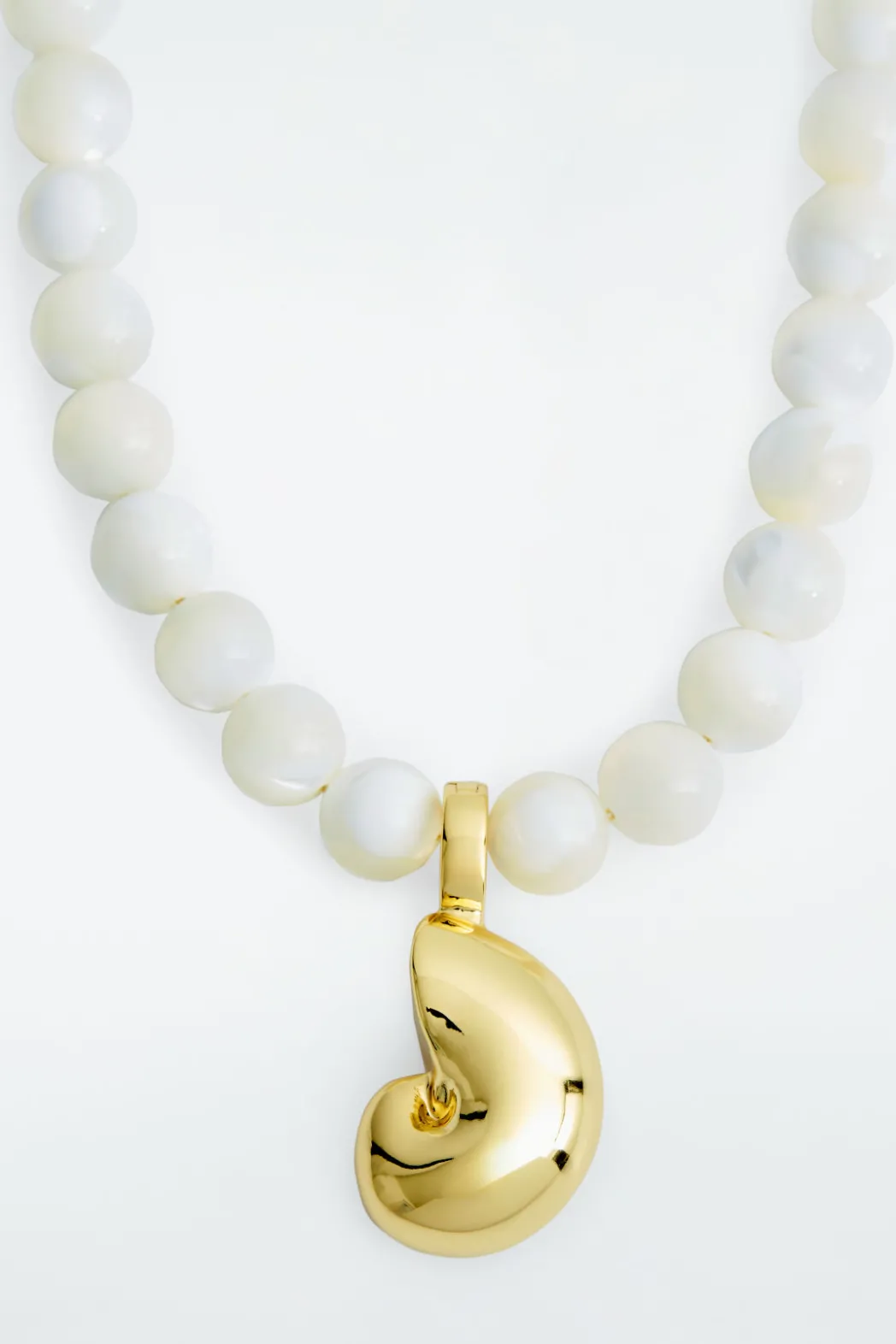 COS SEASHELL-SHAPED PENDANT GOLD