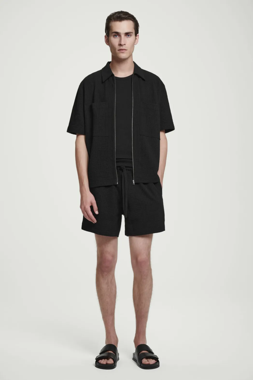 Online COS SEERSUCKER ELASTICATED SHORTS BLACK