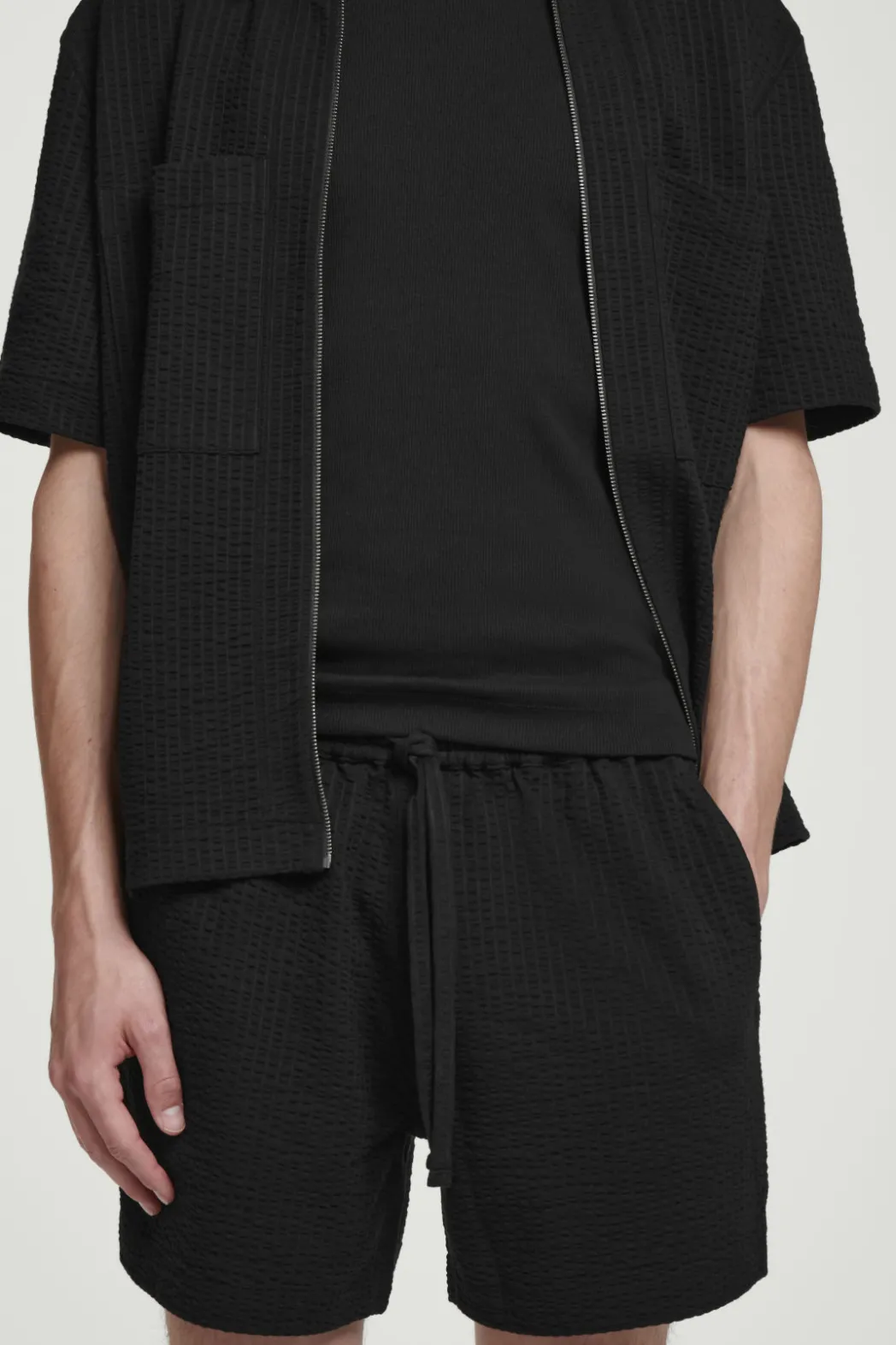 Online COS SEERSUCKER ELASTICATED SHORTS BLACK