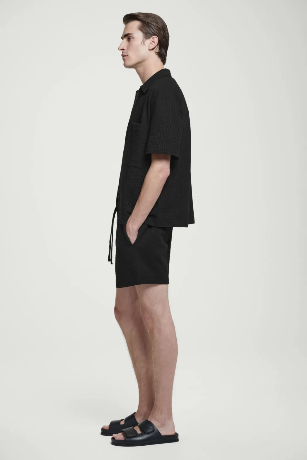 Online COS SEERSUCKER ELASTICATED SHORTS BLACK
