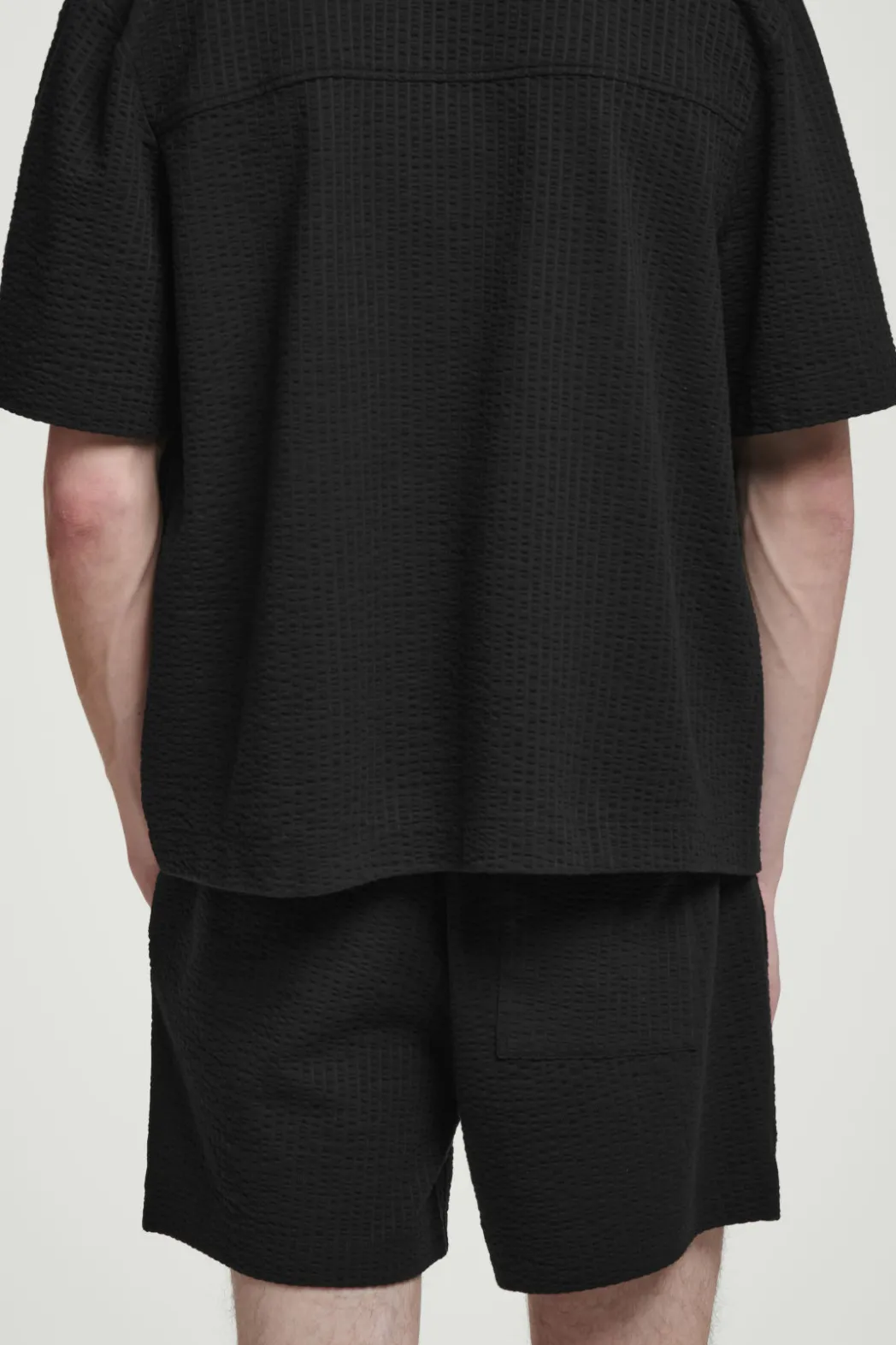 Online COS SEERSUCKER ELASTICATED SHORTS BLACK