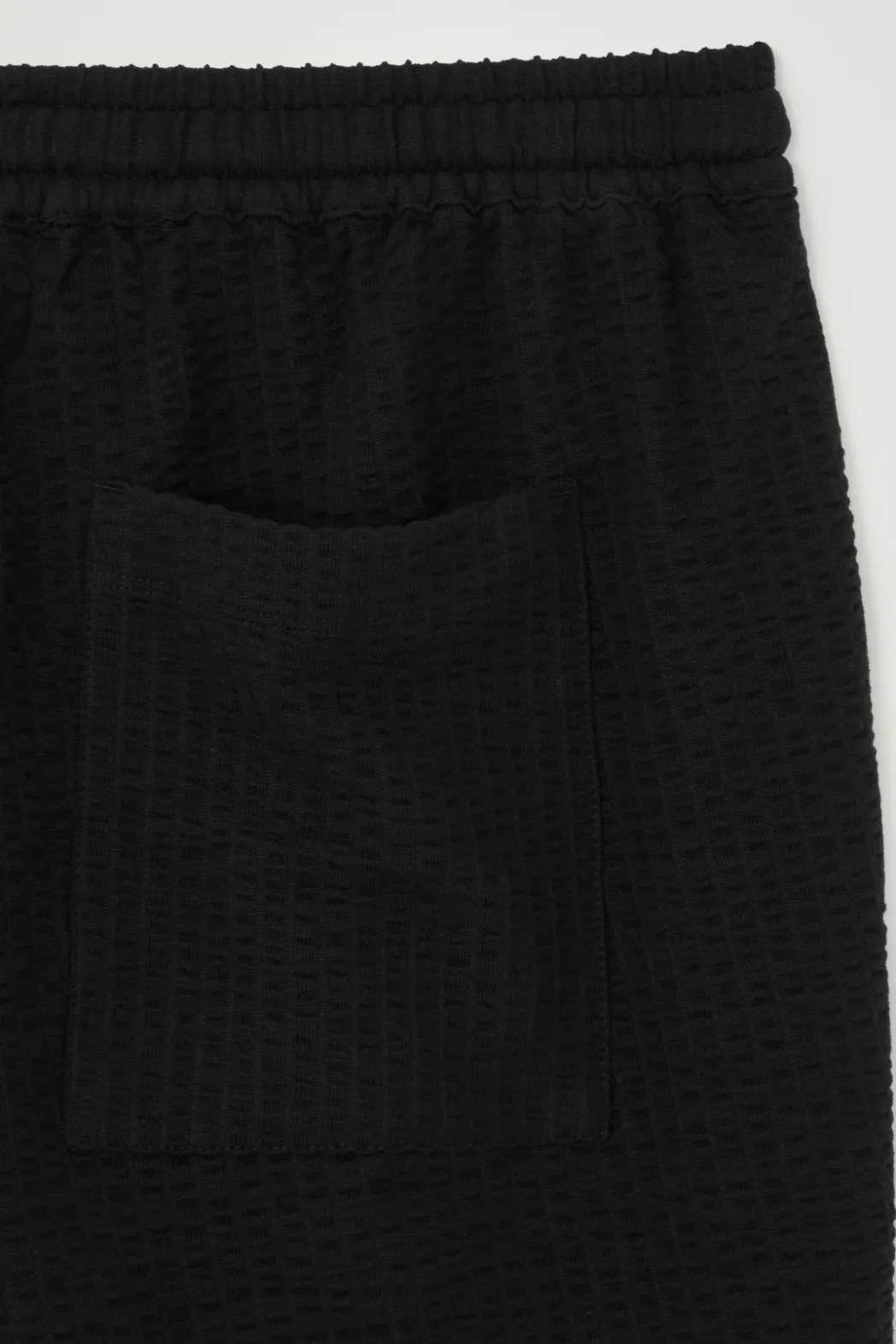 Online COS SEERSUCKER ELASTICATED SHORTS BLACK