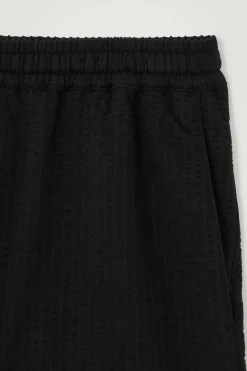 Online COS SEERSUCKER ELASTICATED SHORTS BLACK