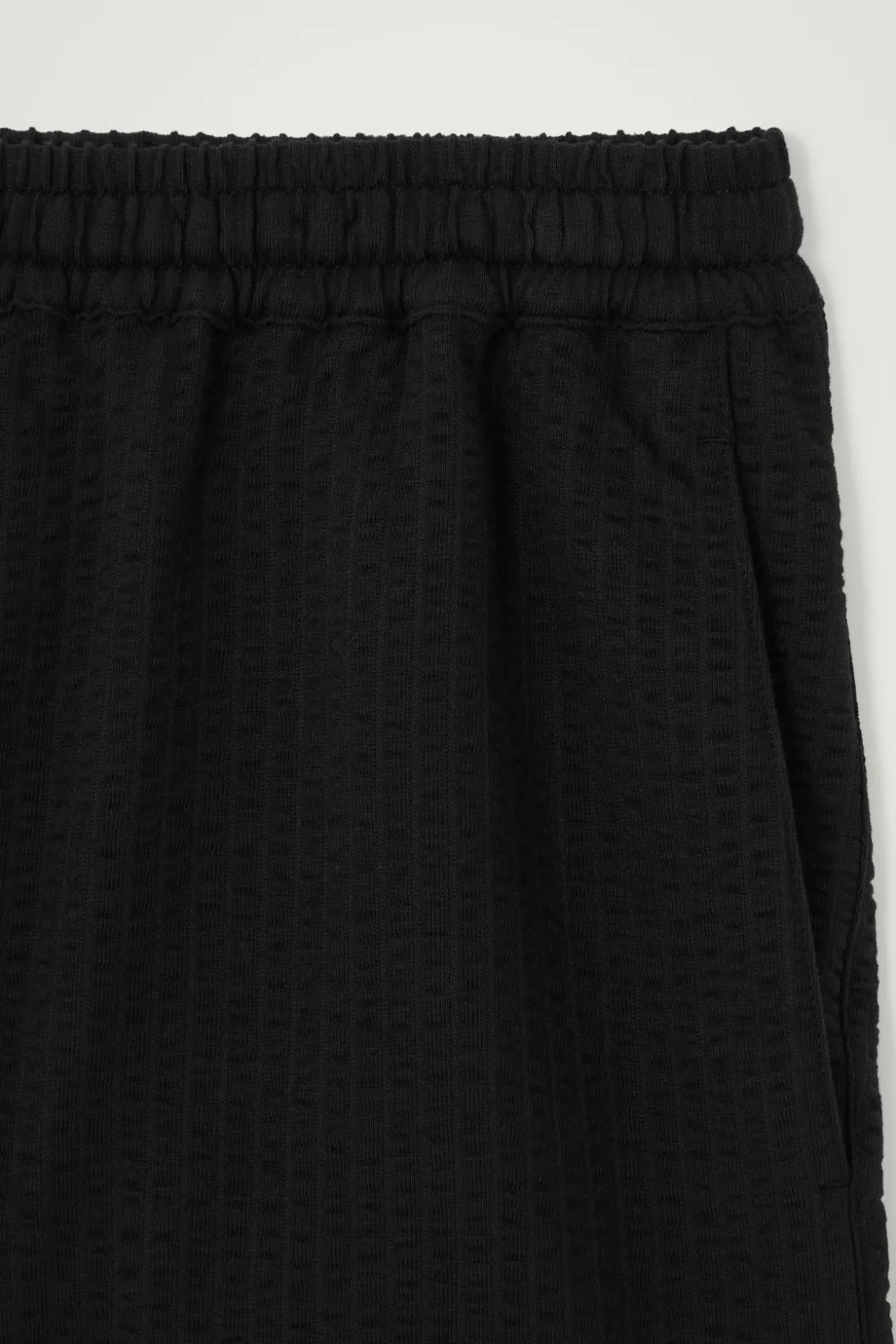 Online COS SEERSUCKER ELASTICATED SHORTS BLACK