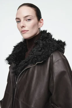 Online COS SHEARLING-LINED NAPPA HOODED JACKET DARK BROWN