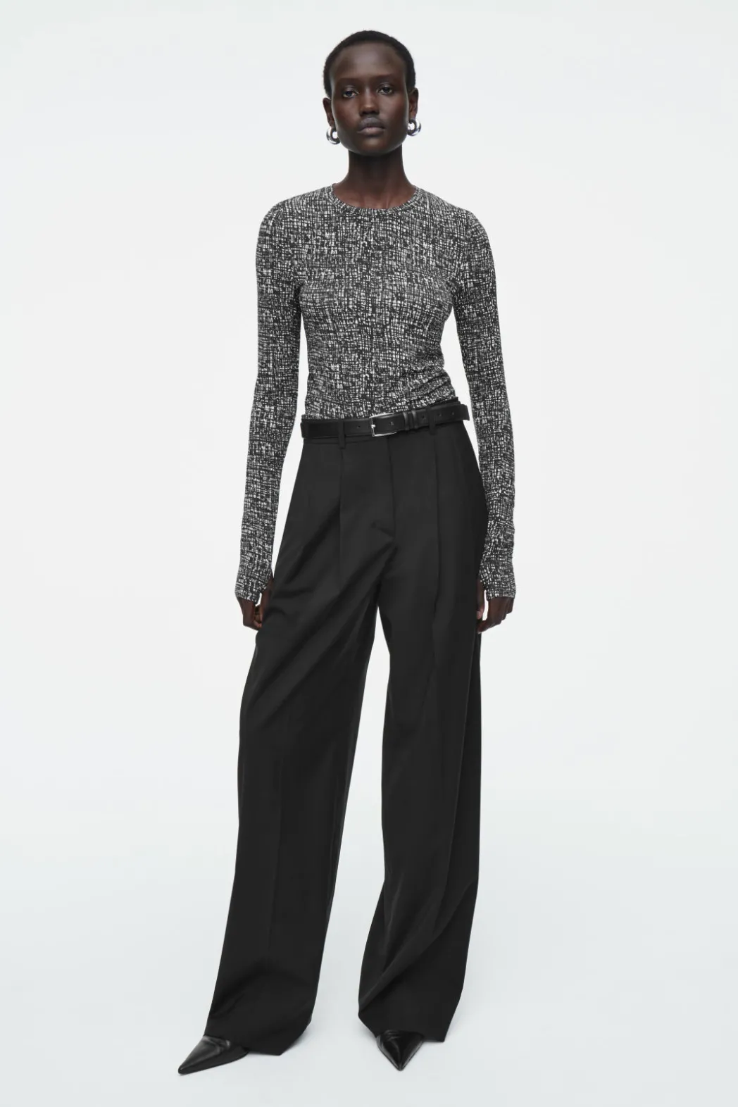 Sale COS SLIM LONG-SLEEVE TOP BLACK / WHITE