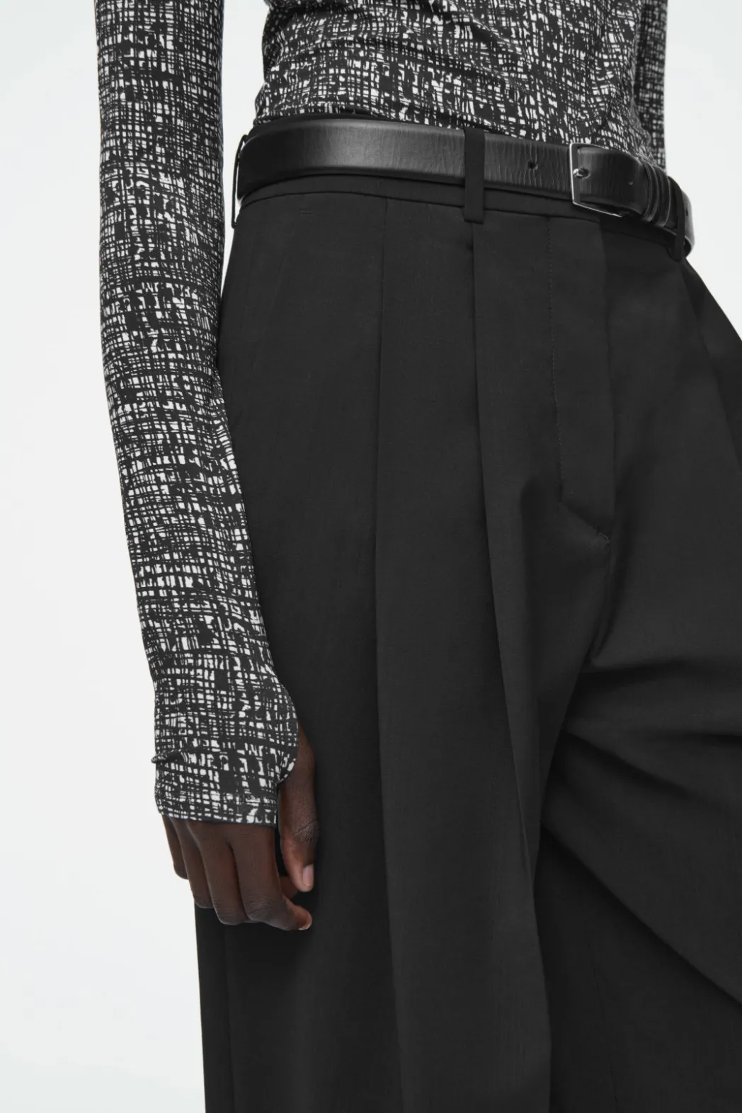 Sale COS SLIM LONG-SLEEVE TOP BLACK / WHITE