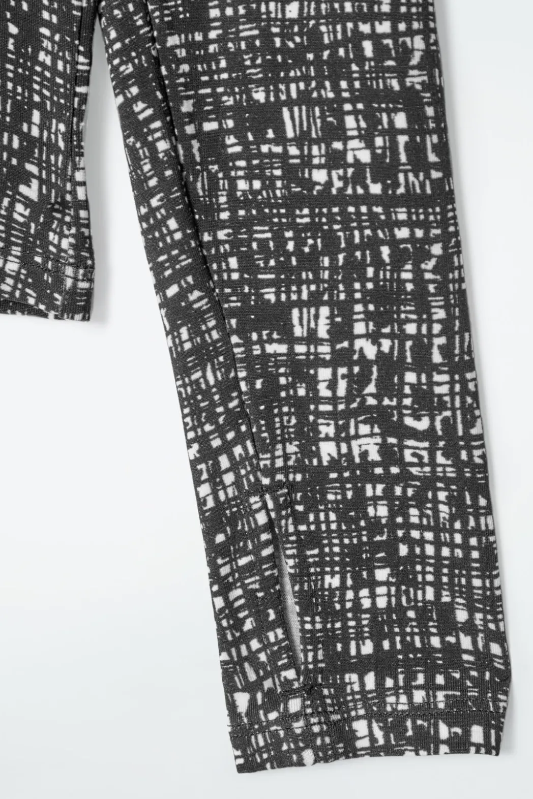 Sale COS SLIM LONG-SLEEVE TOP BLACK / WHITE
