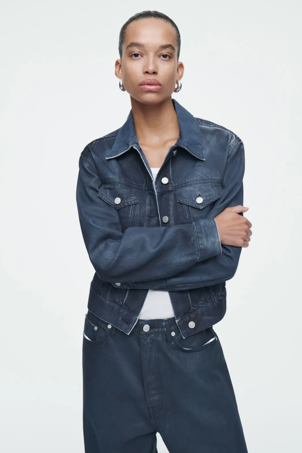 Online COS SPRAYED-DENIM JACKET DARK BLUE