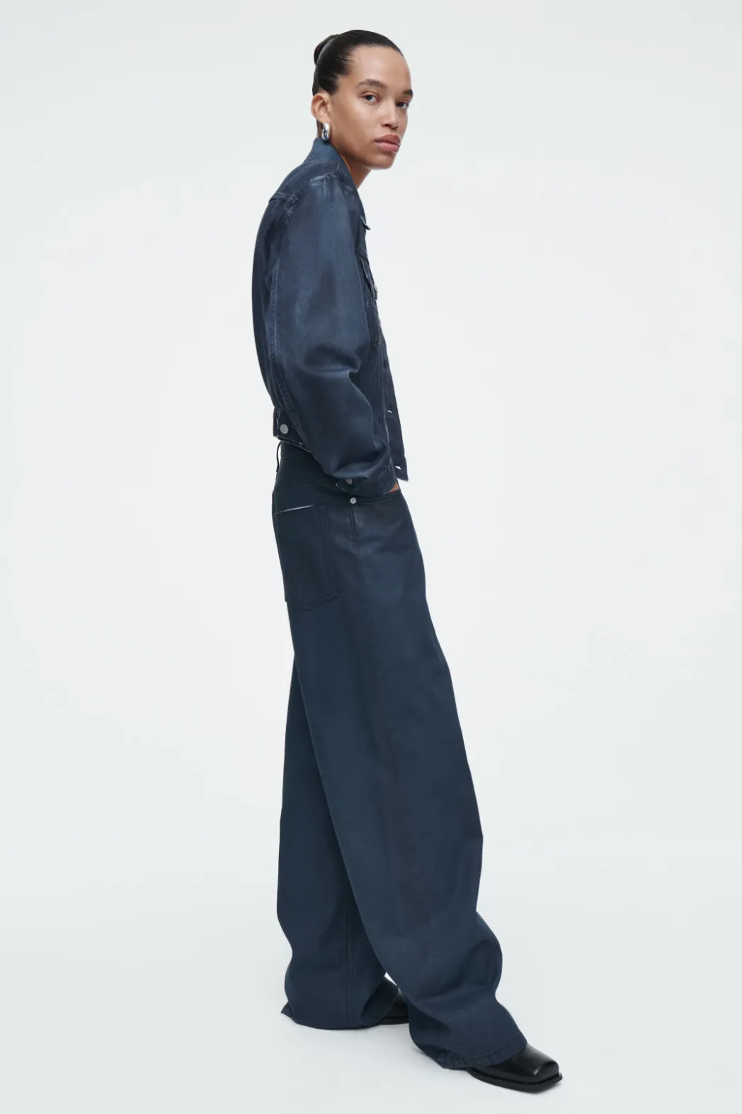 Online COS SPRAYED-DENIM JACKET DARK BLUE
