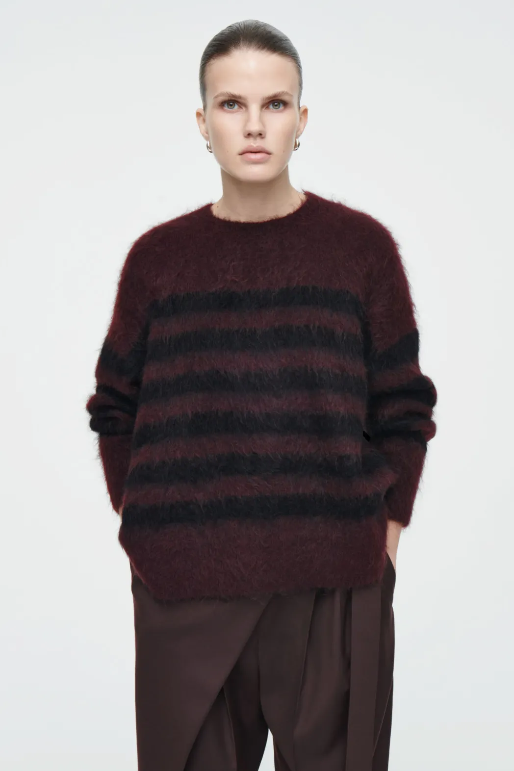 Outlet COS STRIPED BRUSHED-MOHAIR CREW-NECK SWEATER BLACK / BURGUNDY / STRIPED