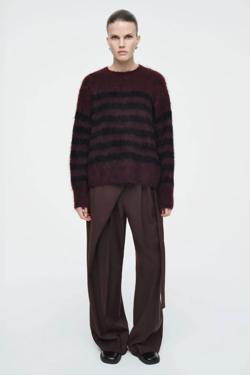 Outlet COS STRIPED BRUSHED-MOHAIR CREW-NECK SWEATER BLACK / BURGUNDY / STRIPED