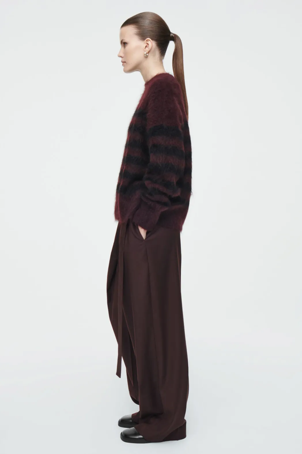 Outlet COS STRIPED BRUSHED-MOHAIR CREW-NECK SWEATER BLACK / BURGUNDY / STRIPED