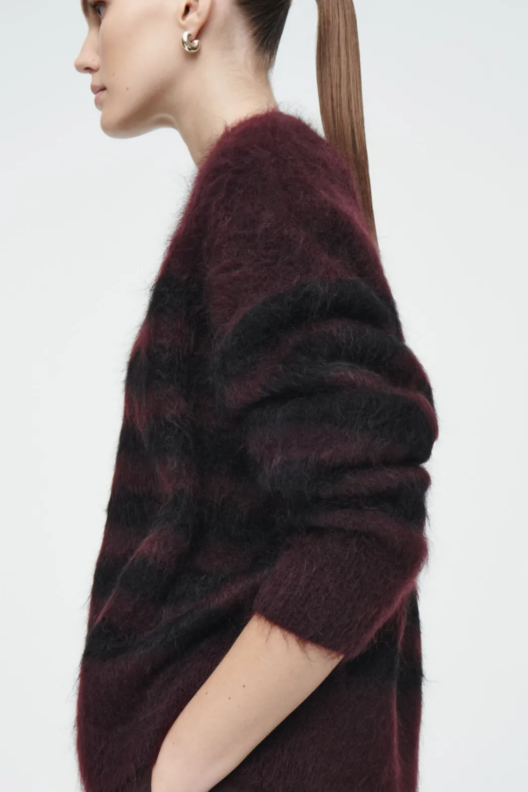 Outlet COS STRIPED BRUSHED-MOHAIR CREW-NECK SWEATER BLACK / BURGUNDY / STRIPED