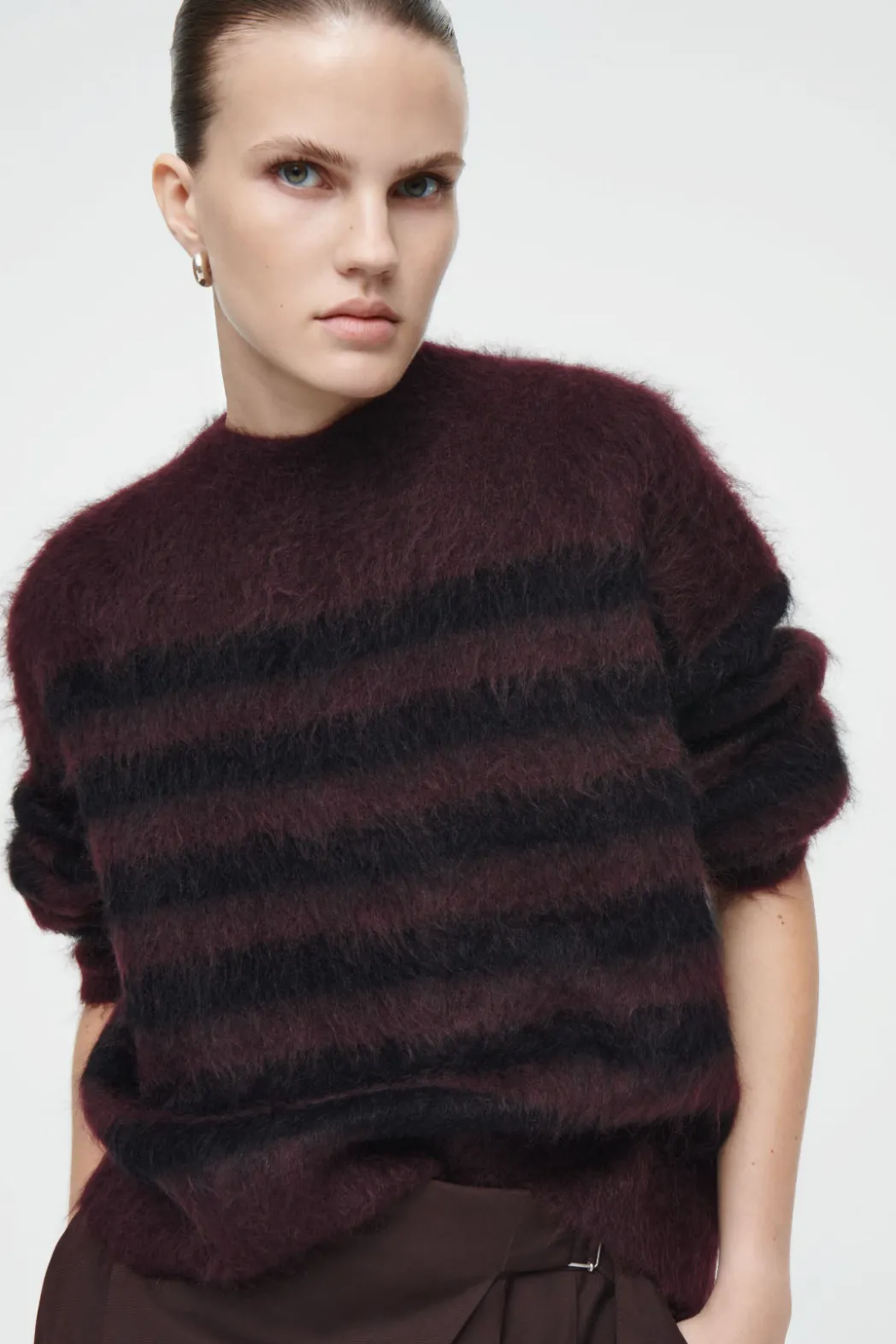 Outlet COS STRIPED BRUSHED-MOHAIR CREW-NECK SWEATER BLACK / BURGUNDY / STRIPED