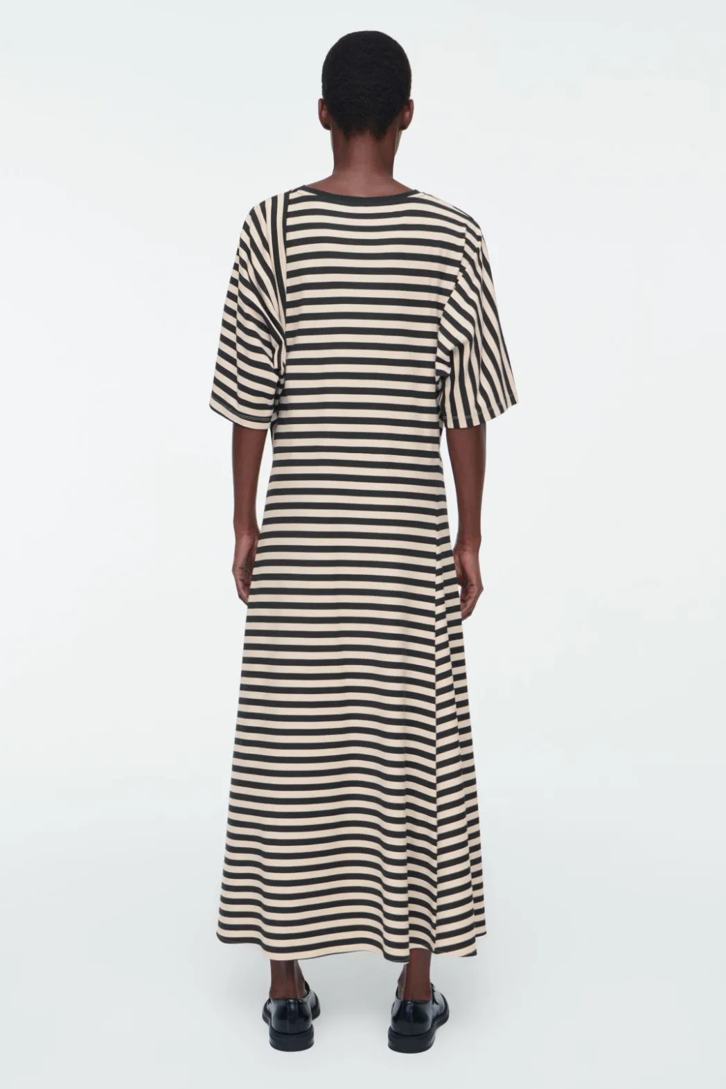 COS STRIPED JERSEY MIDI DRESS BLACK / STRIPED
