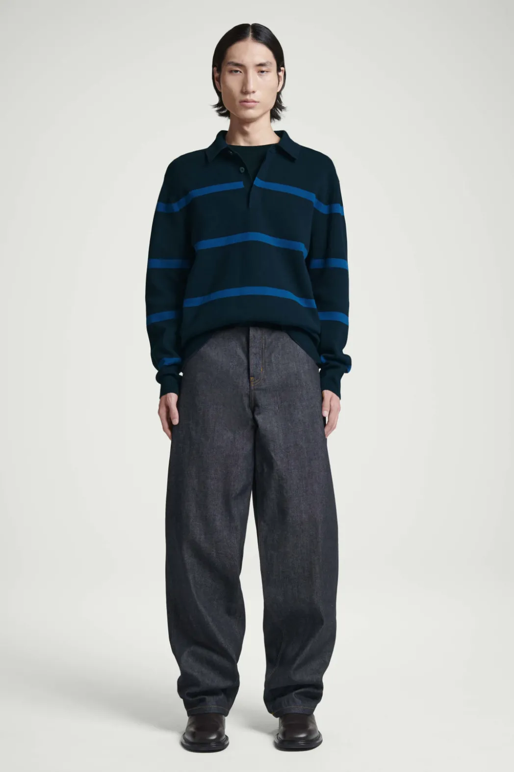 Discount COS STRIPED KNITTED POLO SHIRT NAVY / STRIPED