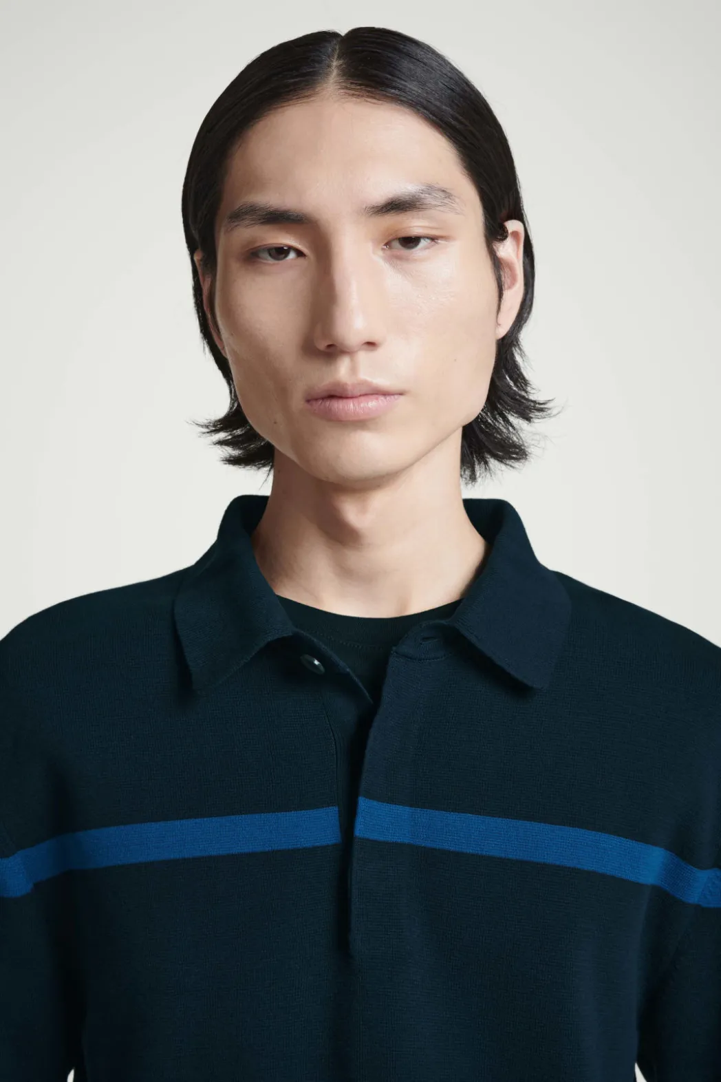 Discount COS STRIPED KNITTED POLO SHIRT NAVY / STRIPED