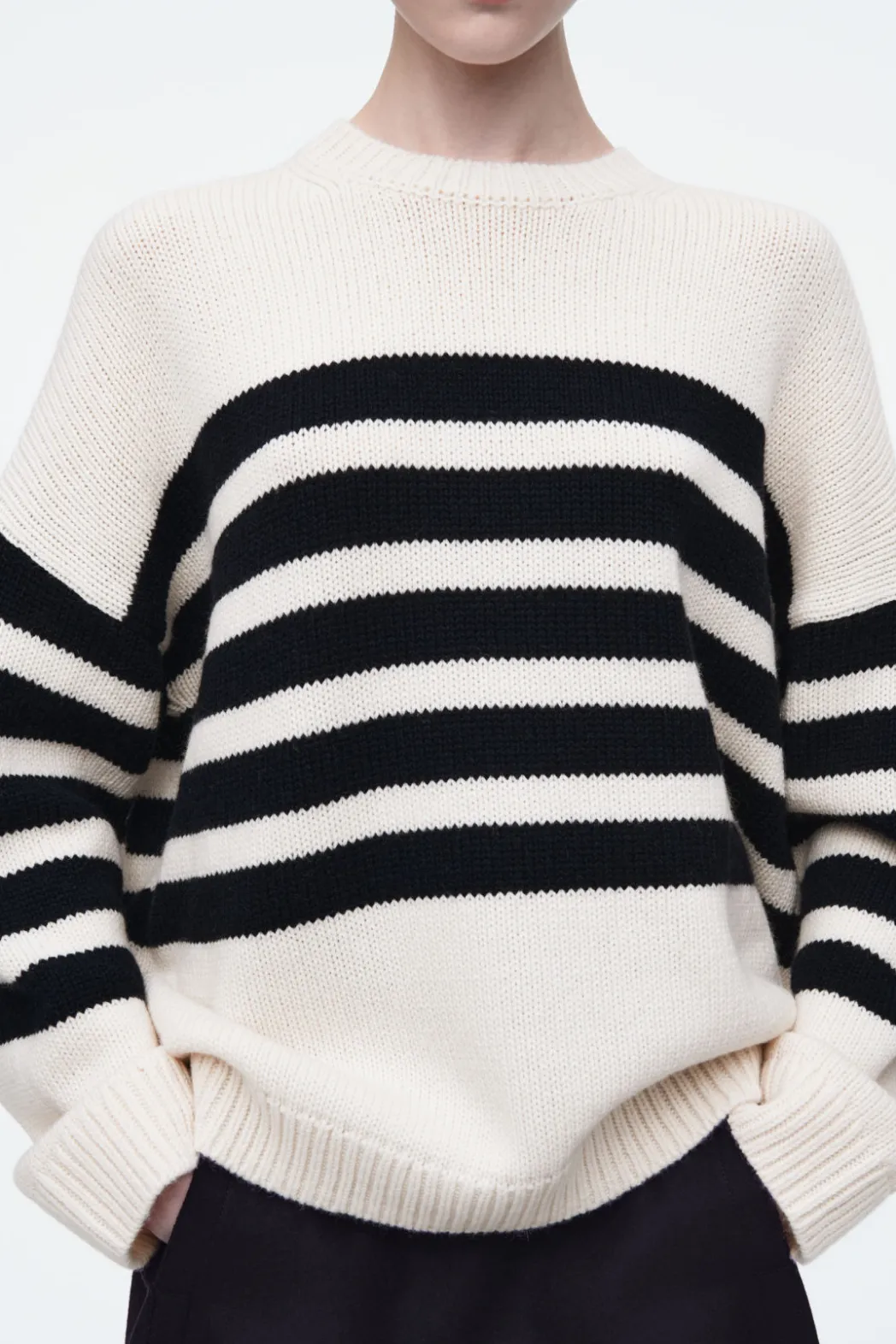 Best COS STRIPED MERINO WOOL SWEATER ECRU / STRIPED