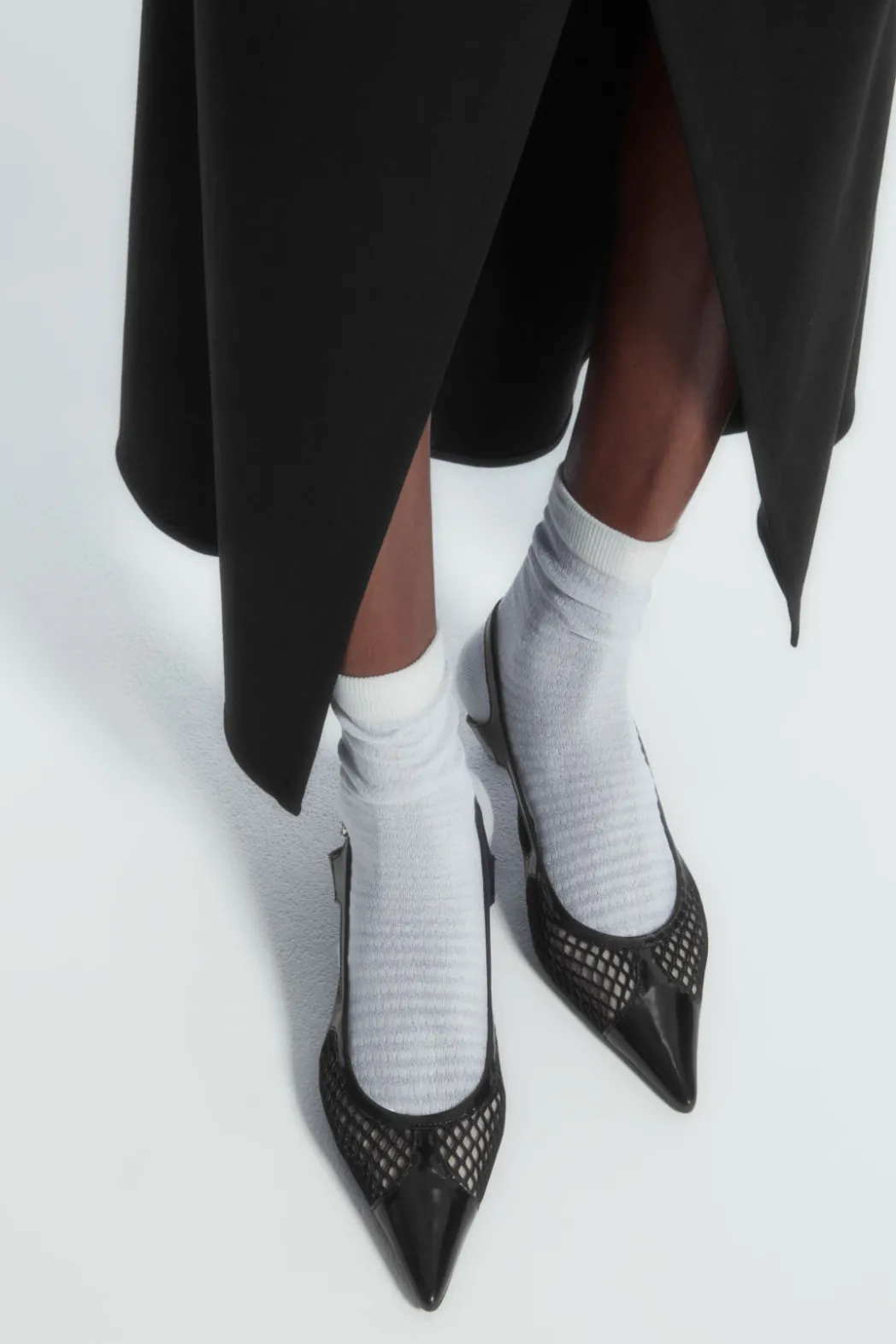 Outlet COS STRIPED RIBBED SOCKS GRAY