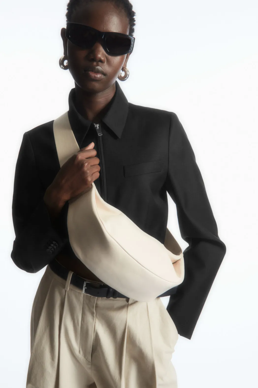 Outlet COS SWING CROSSBODY - LEATHER CREAM