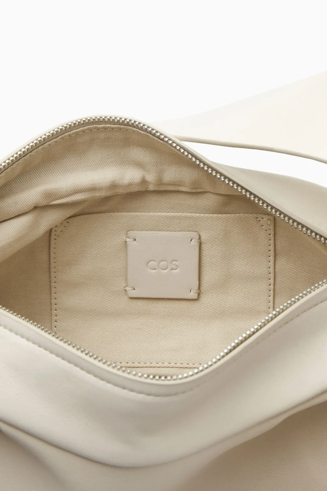 Outlet COS SWING CROSSBODY - LEATHER CREAM