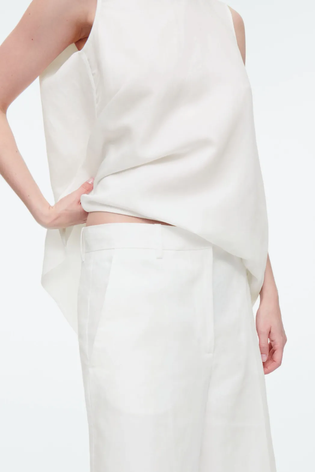 Clearance COS TAILORED KNEE-LENGTH SHORTS WHITE