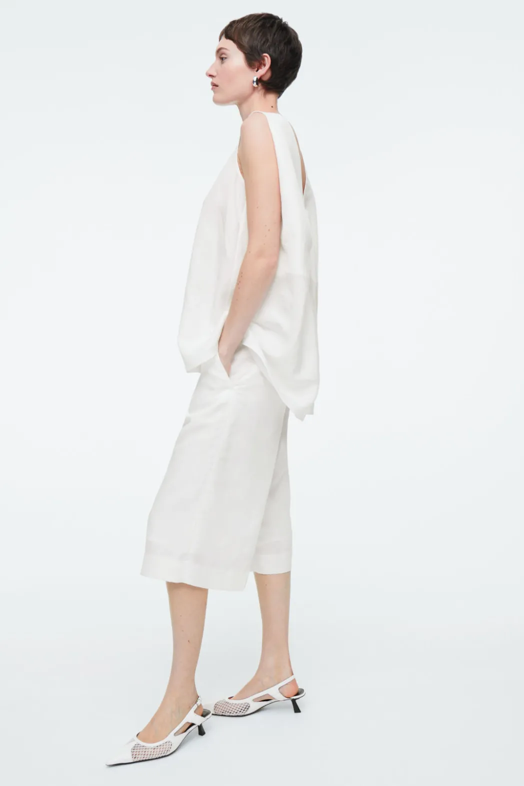 Clearance COS TAILORED KNEE-LENGTH SHORTS WHITE