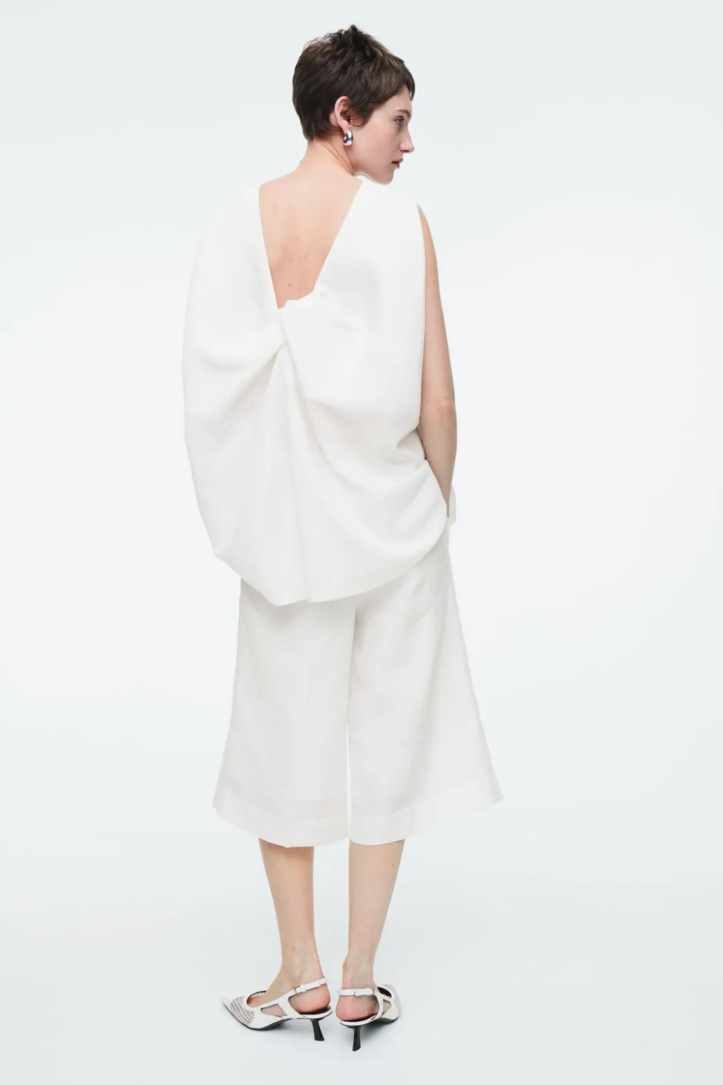 Clearance COS TAILORED KNEE-LENGTH SHORTS WHITE